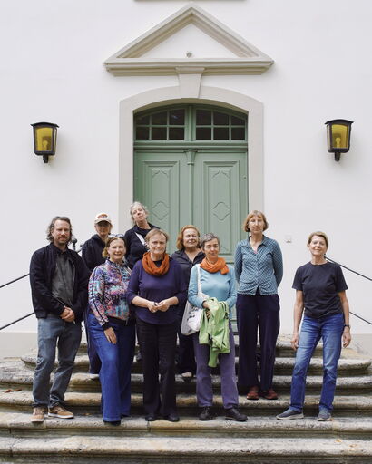 A group photo of the artists from bbk Brandenburg in front of the entrance to Wiepersdorf Castle