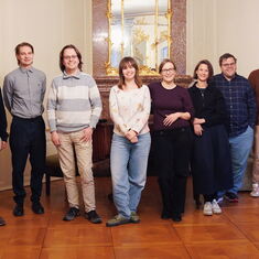 Die acht Mitglieder der Gruppe der Jungen Akademie stehen in Schloss Wiepersdorf.