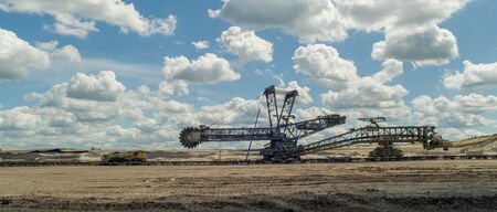 Ein großes Braunkohleabbaugebiet mit Bagger
