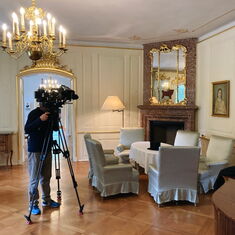 Ein Mann steht hinter einer Kamera im Gartensaal von Schloss Wiepersdorf