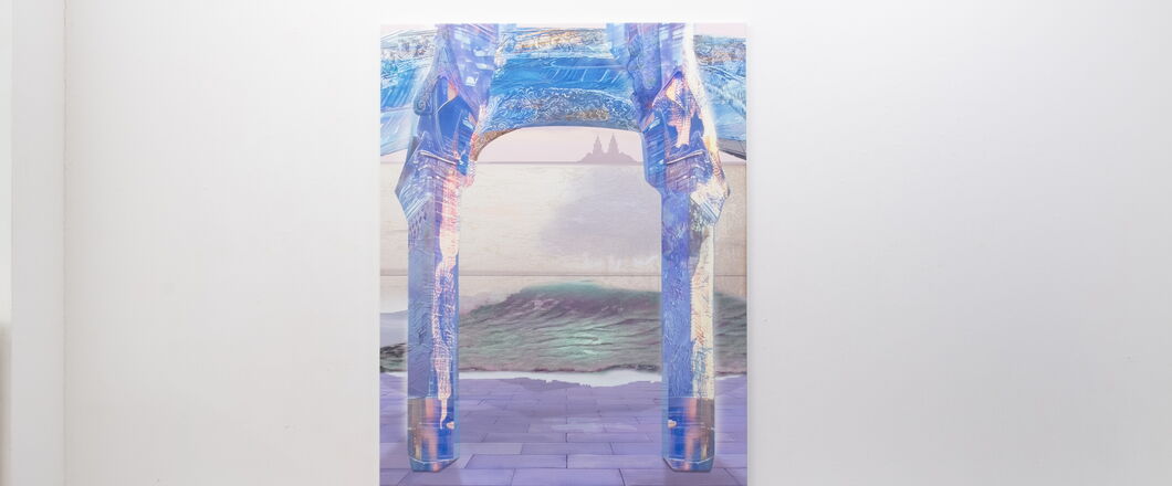 Ein großes Kunswerk, das wie ein Gemälde von einem blauen Torbogen aussieht, hängt an einer weißen Wand. Link zum Profil.