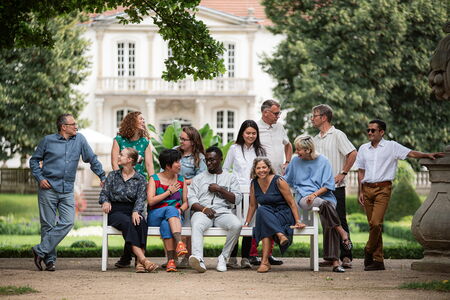 Ein Gruppenfoto der Teilnehmenden des Humboldt Residency-Programms der Alexander von Humboldt-Stiftung im Park von Schloss Wiepersdorf