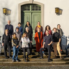 Bild der Gruppe "Diskurszone Ost" vor Schloss Wiepersdorf - Link zur Nachricht