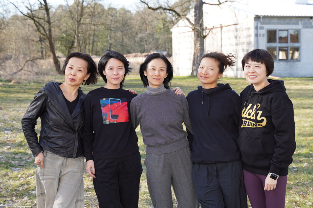 Ein Gruppenfoto der Mitgliederinnen des Theaterkollektivs "Nomadic Minutes"