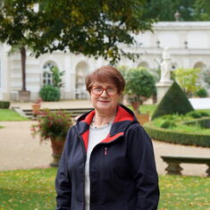Roswitha Karbaum mit dem Park und der Orangerie von Schloss Wiepersdorf im Hintergrund