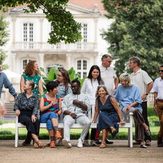 Ein Gruppenfoto der Teilnehmenden des Humboldt Residency-Programms der Alexander von Humboldt-Stiftung im Park von Schloss Wiepersdorf
