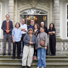 Gruppenfoto vor dem Terrasseneingang in Schloss Wiepersdorf