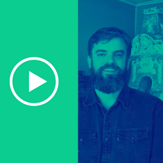 Portrait photo of author Matthias Nawrat with play button next to it – link to video