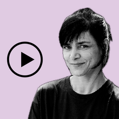 Portraitfoto der Künstlerin Paula Müller mit Play-Button daneben - Link zum Video