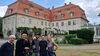 Das ZDF-Team gemeinsam mit Roswitha Karbaum von der Kulturstiftung vor Schloss Ahlsdorf © Peter Twiehaus