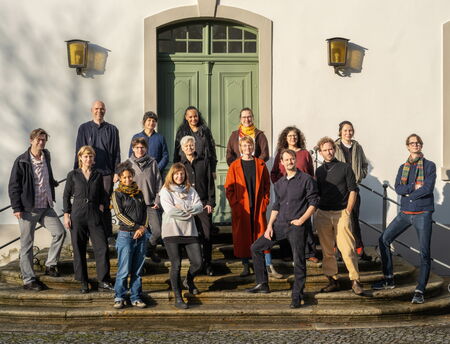 Bild der Gruppe "Diskurszone Ost" vor Schloss Wiepersdorf - Link zur Nachricht