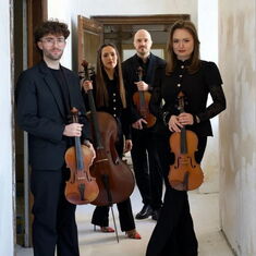 Gruppenfoto des MSM Quartets mit Streichinstrumenten