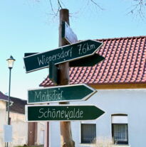Ein Wegweiser, der in die Richtung der Orte Wiepersdorf, Meinsdorf und Schönewalde zeigt