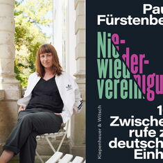 Links ein Portraitfoto von Paula Fürstenberg auf der Terrasse von Schloss Wiepersdorf, rechts das Cover vom Buch "Niewiedervereinigung"