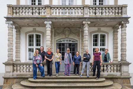 Ein Gruppenfoto der Künstler:innen des bbk Brandenburg vor dem Eingang von Schloss Wiepersdorf
