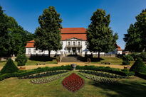 Schloss Wiepersdorf, im Vordergrund ein Stück Schlosspark.