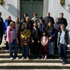 Gruppenfoto der Autorinnen und Autoren von PEN Writers in Exile vor dem Schloss