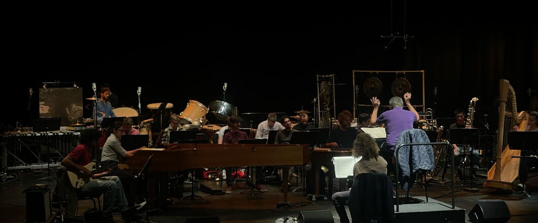 Ein großes Orchester bei der Probe.