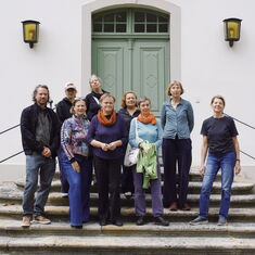 Group photo of the artists from bbk Brandenburg in front of the entrance to Wiepersdorf Castle