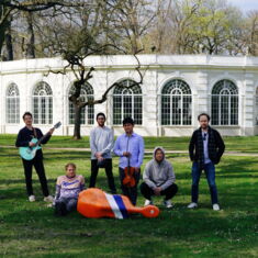 A group photo of the ensemble Neu(sy) Misch(ief) in front of the Orangery in Schloss Wiepersdorf