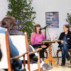 Paula Fürstenberg and Lena Dorn chat on stage in front of an audience.