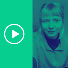 Portraitfoto der Künstlerin Darja Linder mit Play-Button daneben - Link zum Video