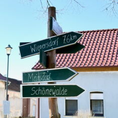 A signpost pointing in the direction of Wiepersdorf, Meinsdorf and Schönewalde