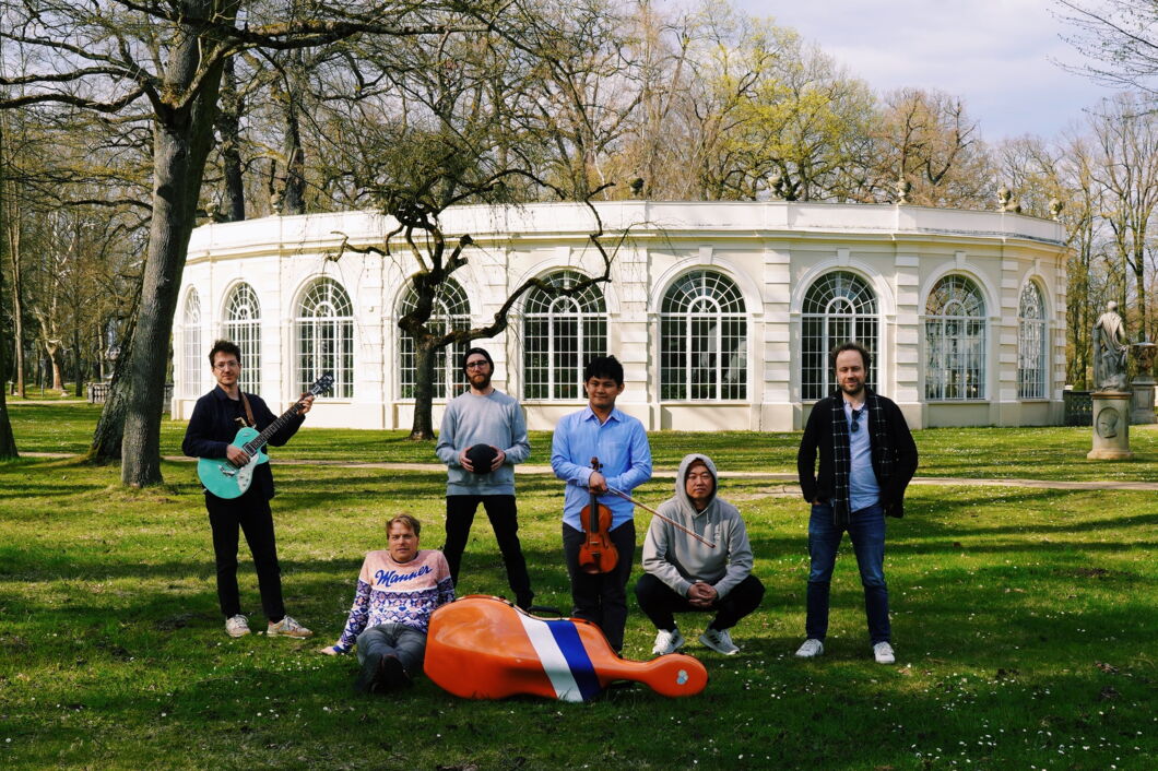 Ein Gruppenfoto des Ensembles Neu(sy) Misch(ief) vor der Orangerie in Schloss Wiepersdorf