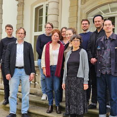 Die Teilnehmenden des Gruppenstipendiums "Person auf Papier" stehen auf der Terrasse von Schloss Wiepersdorf