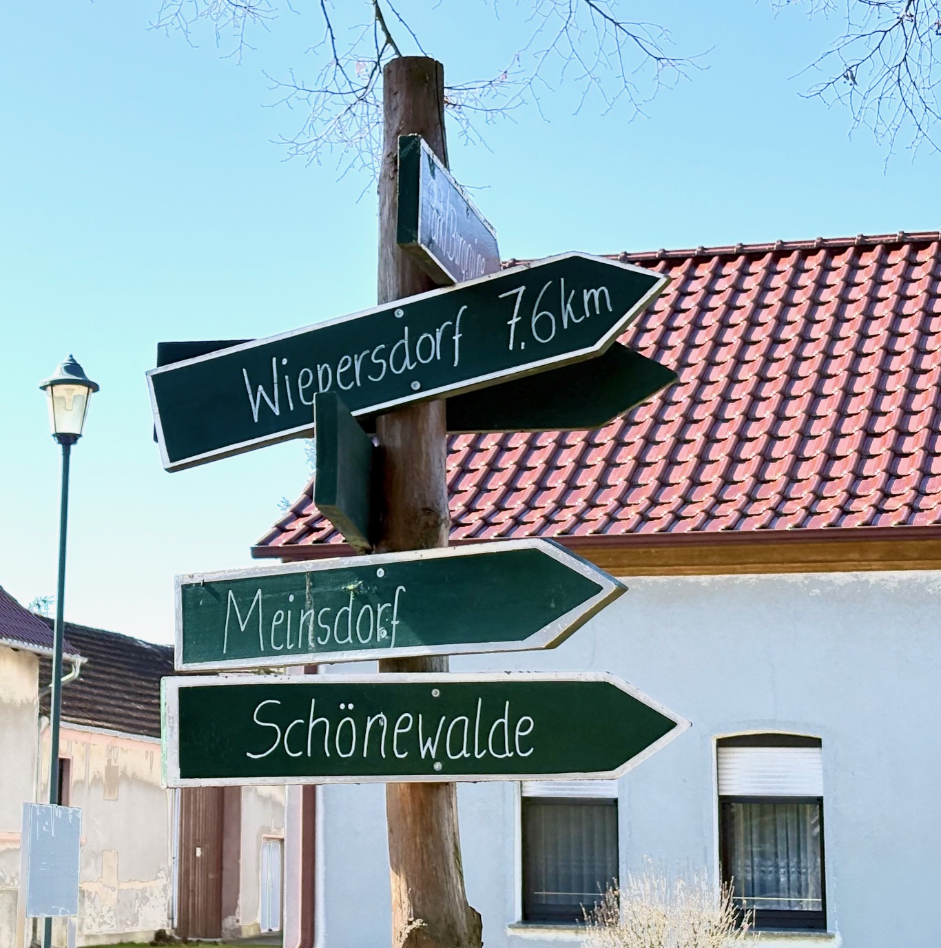 Ein Wegweiser, der in die Richtung der Orte Wiepersdorf, Meinsdorf und Schönewalde zeigt