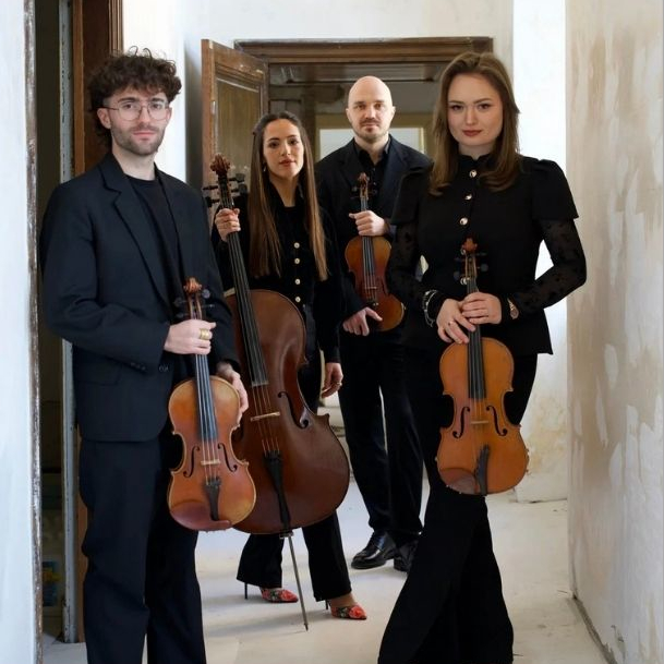 Gruppenfoto des MSM Quartets mit Streichinstrumenten