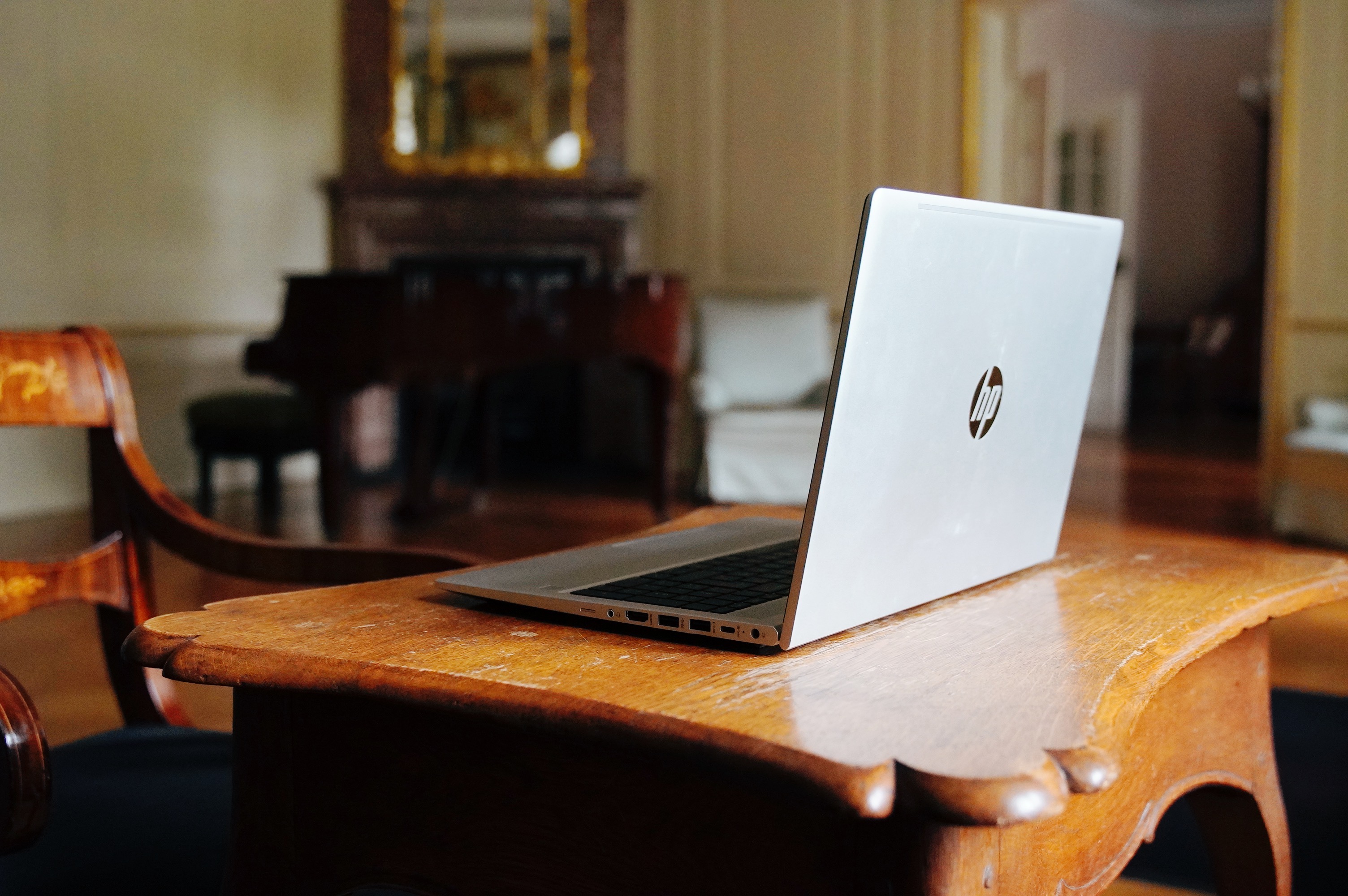 Laptop im Gartensaal von Schloss Wiepersdorf