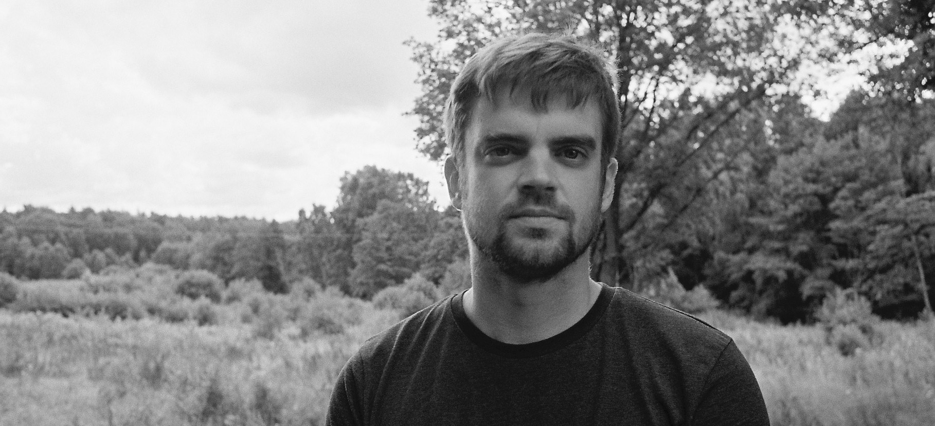 Portraitfoto von Matthias Nawrat in Schwarzweiß